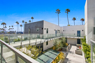 The Stanford West in Santa Monica, CA - Foto de edificio - Building Photo