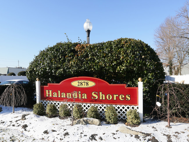 Halandia Shores in Baldwin, NY - Building Photo - Building Photo