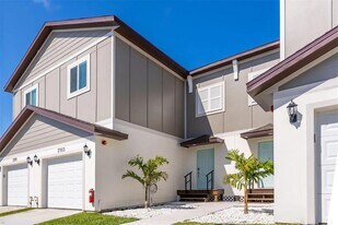 2044 Silverstone Cir in Clearwater, FL - Building Photo