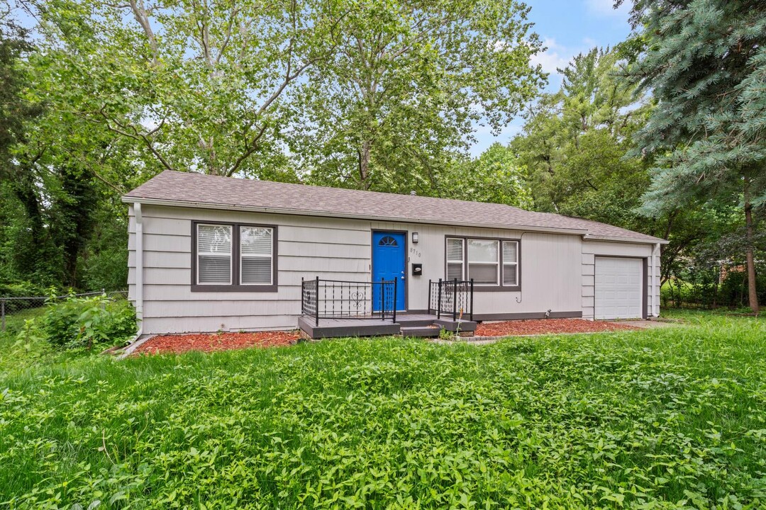 8710 Craig Dr in Overland Park, KS - Foto de edificio