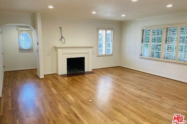 11445 Burnham St in Los Angeles, CA - Building Photo - Building Photo