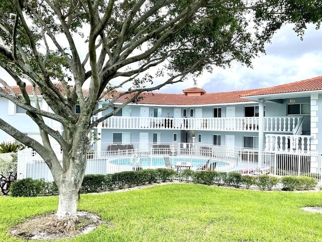 431 W Camino Real in Boca Raton, FL - Building Photo - Building Photo
