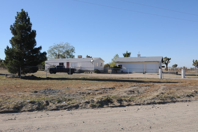 13722 Eaby Rd in Phelan, CA - Foto de edificio - Building Photo