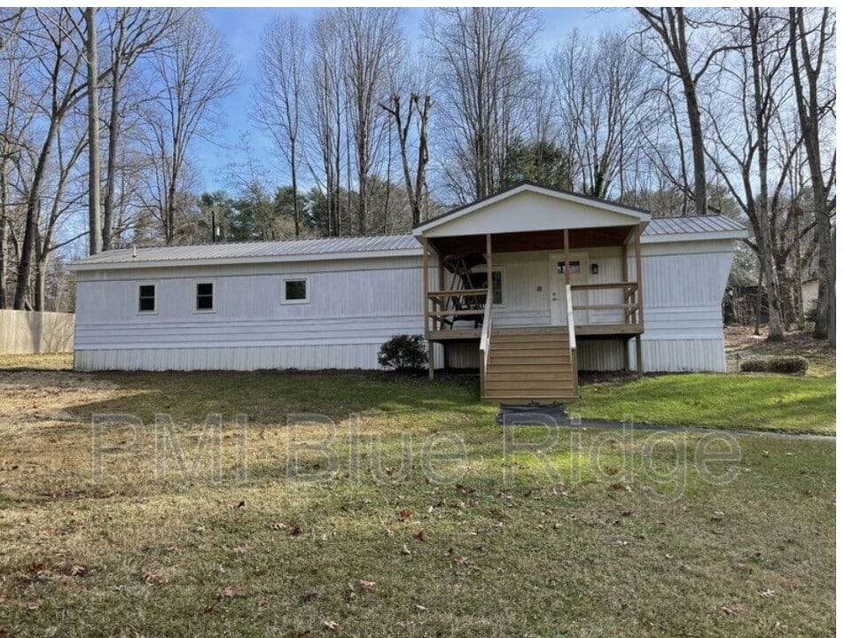 311 Highland Lake Dr in Flat Rock, NC - Building Photo