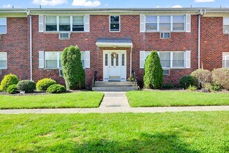 237 N Middletown Rd in Pearl River, NY - Building Photo - Building Photo