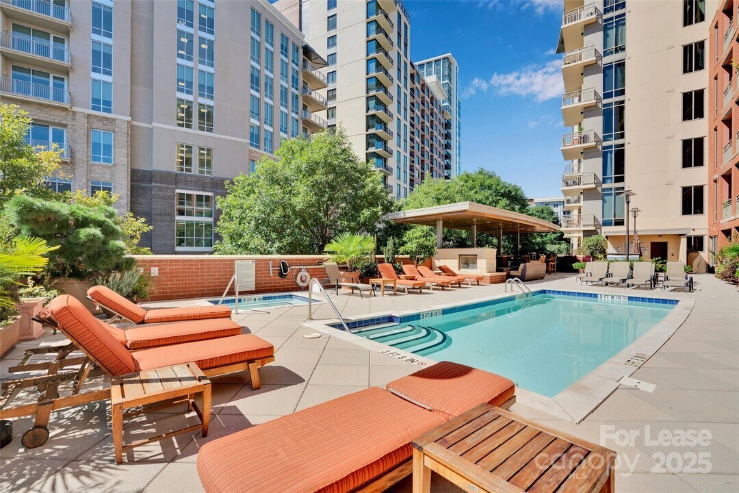 701 Royal Ct in Charlotte, NC - Foto de edificio