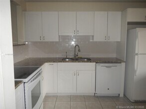195 Lakeview Dr-Unit -202 in Weston, FL - Building Photo - Building Photo