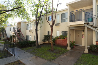 Park Vista Apartments in Chula Vista, CA - Building Photo - Building Photo