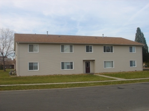 3616-3630 Ravenwood Cir in Waterloo, IA - Building Photo