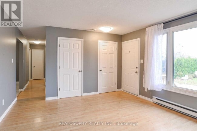 2 Christine Pl in Orillia, ON - Building Photo - Building Photo