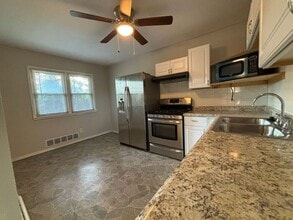 405 Cline St in Pleasant Hill, MO - Foto de edificio - Building Photo