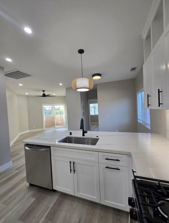3453 N Mountain View Dr in San Diego, CA - Building Photo