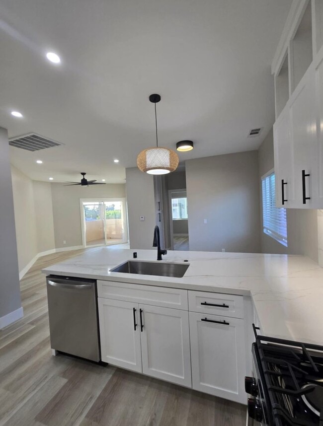 property at 3453 N Mountain View Dr