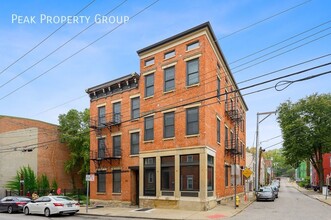 412 E Thirteenth St in Cincinnati, OH - Foto de edificio - Building Photo