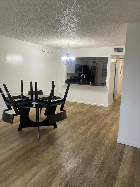 911 NE 209th Terrace in North Miami Beach, FL - Foto de edificio