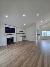 245 Mesa Dr, Unit C in Costa Mesa, CA - Building Photo - Building Photo