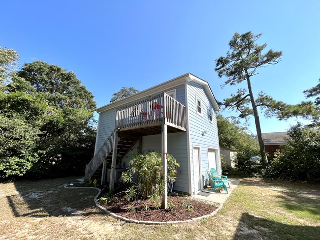 302 Norton St, Unit Guest House Apartment in Oak Island, NC - Foto de edificio - Building Photo