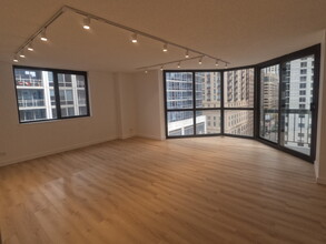 33 W Delaware Pl, Unit 11B in Chicago, IL - Building Photo - Building Photo