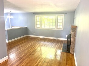 385 Hartford Ave in Bellingham, MA - Building Photo - Building Photo