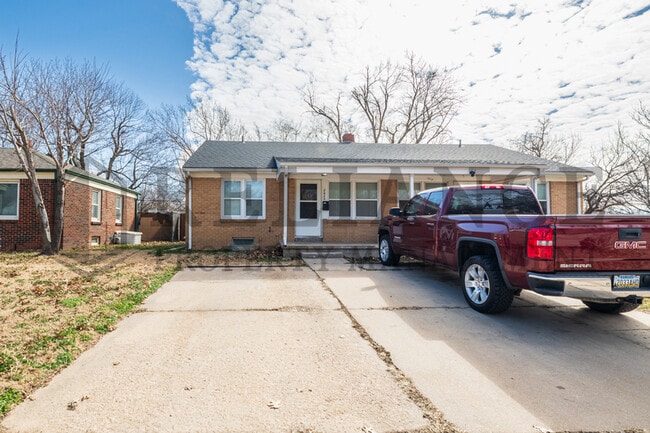 2042 S Pinecrest St in Wichita, KS - Building Photo - Building Photo