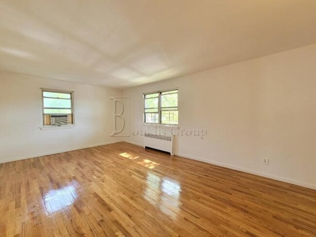82-75 268th St in Glen Oaks, NY - Building Photo - Building Photo