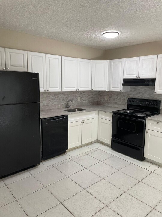 3529 Coral Springs Dr in Coral Springs, FL - Building Photo