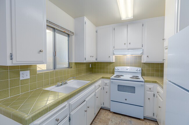 Centre Towers Apartments in Chula Vista, CA - Building Photo - Interior Photo