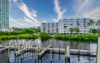 2885 Palm Beach Blvd, Unit 305 in Ft. Myers, FL - Building Photo