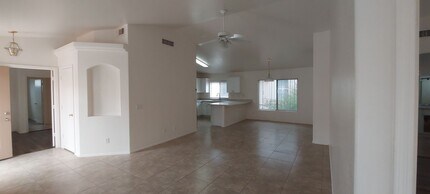 11333 W Eden McKenzie Dr in Surprise, AZ - Foto de edificio - Building Photo