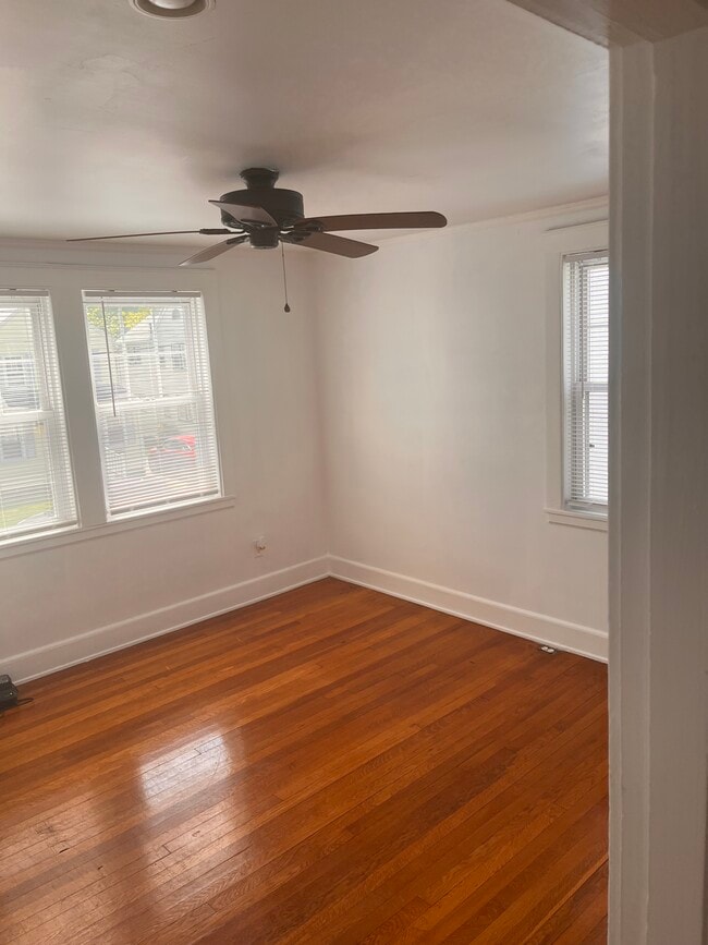 48 Lawn Ave, Unit 1st  Apartment in Quincy, MA - Foto de edificio - Building Photo