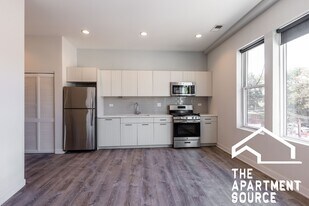 2247 W Lawrence Ave, Unit 403 in Chicago, IL - Building Photo