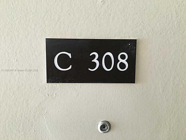 9001 SW 77th Ave in Miami, FL - Building Photo - Building Photo