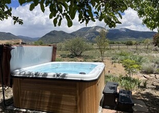 29 Las Animas Rd in Arroyo Seco, NM - Foto de edificio - Building Photo