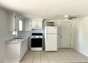 8131 Cass Rd, Unit 8131 in Zephyrhills, FL - Foto de edificio - Building Photo