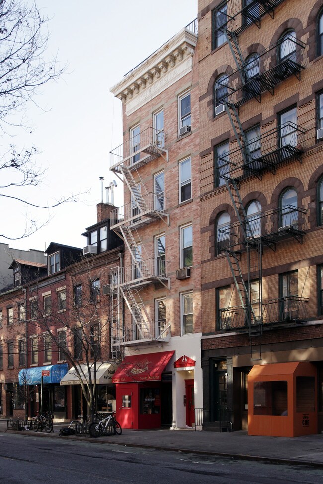 Teresita in New York, NY - Foto de edificio - Building Photo