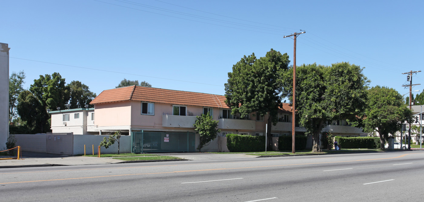 13850 Victory Blvd in Van Nuys, CA - Building Photo