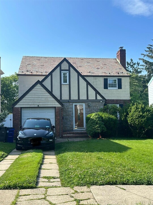 217-21 51st Ave in Queens, NY - Building Photo