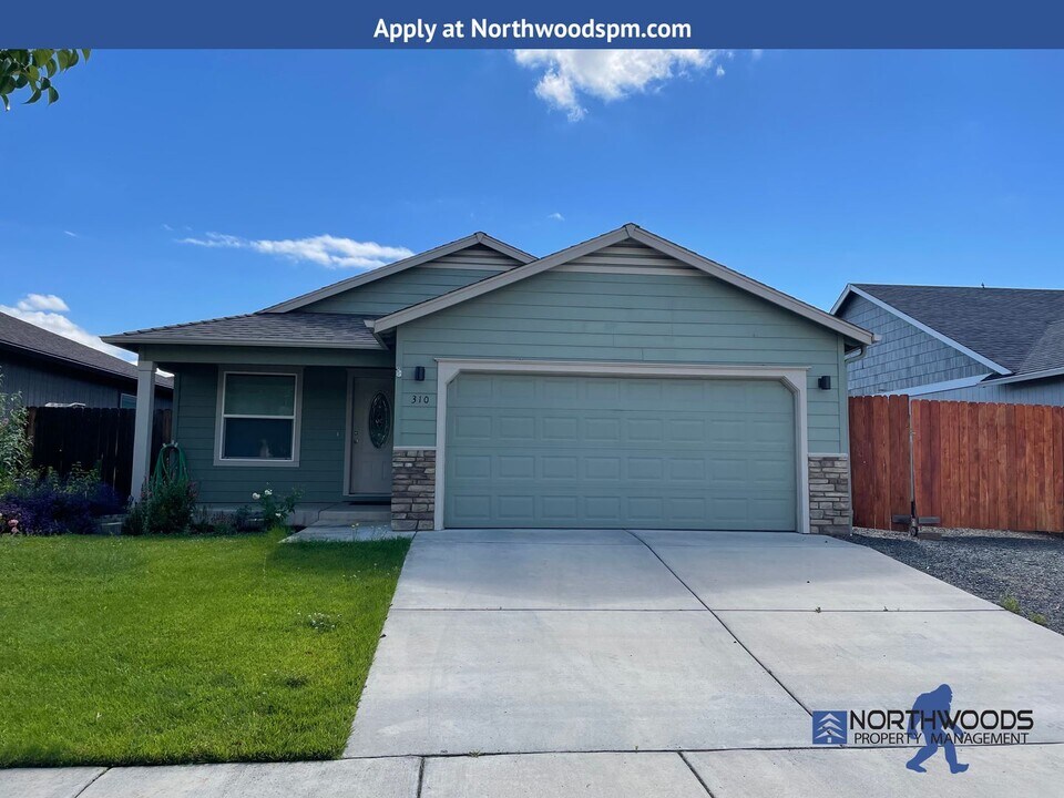 310 Roundgate Dr in Medford, OR - Building Photo