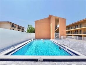 826 Wiggins Pass Rd-Unit -219 in Naples, FL - Building Photo - Building Photo