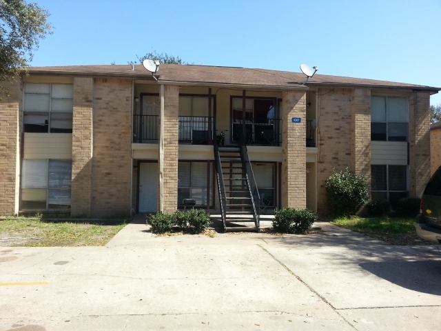 1005 Gunnison St in Sealy, TX - Building Photo - Building Photo