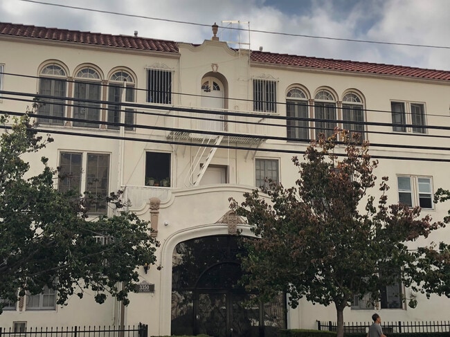 3350 San Marino St in Los Angeles, CA - Building Photo - Building Photo