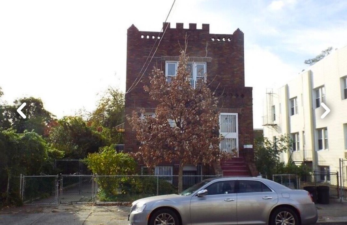 826 Barbey St in Brooklyn, NY - Building Photo