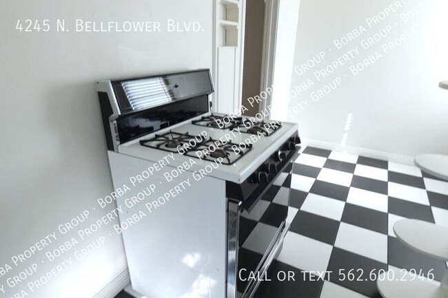 4245 N Bellflower Blvd in Long Beach, CA - Building Photo - Building Photo