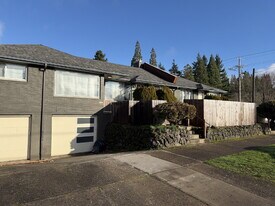 8133 SE Beech Ave in Portland, OR - Building Photo