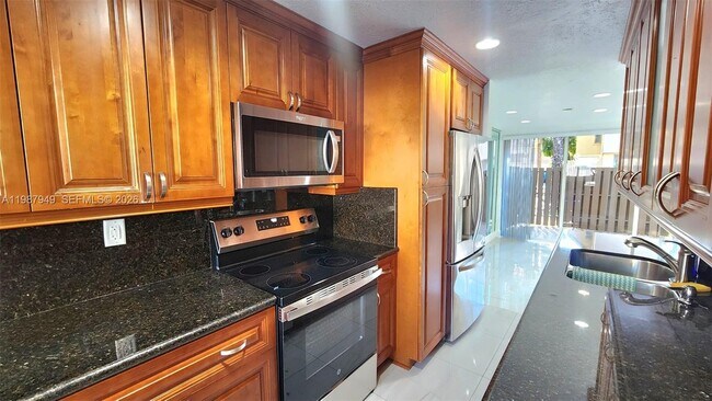 841 NW 81st Ave in Plantation, FL - Foto de edificio - Building Photo