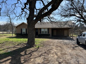 3750 Burleson Retta Rd in Burleson, TX - Foto de edificio - Building Photo