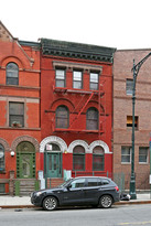 369 Manhattan Ave in New York, NY - Building Photo