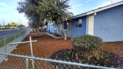 4805 E Washington Ave in Fresno, CA - Foto de edificio - Building Photo