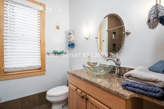 11 E Chestnut St in Douglas, MI - Building Photo - Building Photo