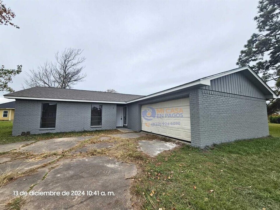 124 Candlelight Ln in Livingston, TX - Building Photo